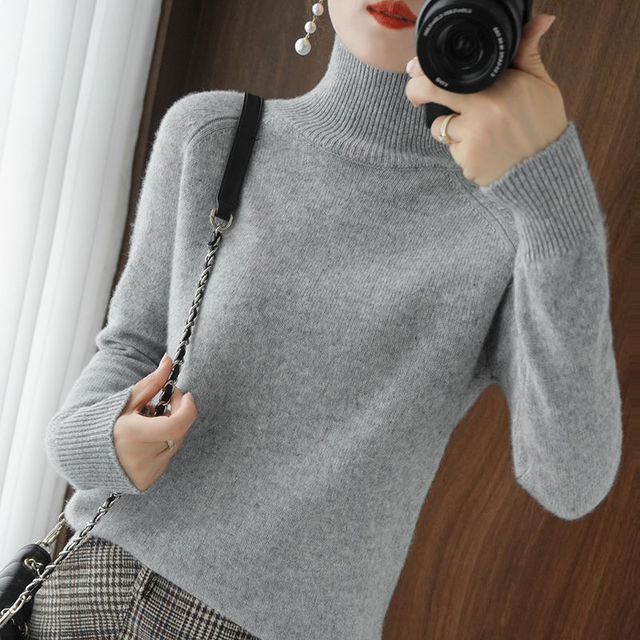 Gray turtleneck sweater for women, long sleeves, soft material, fashionable, elegant, fall fashion.